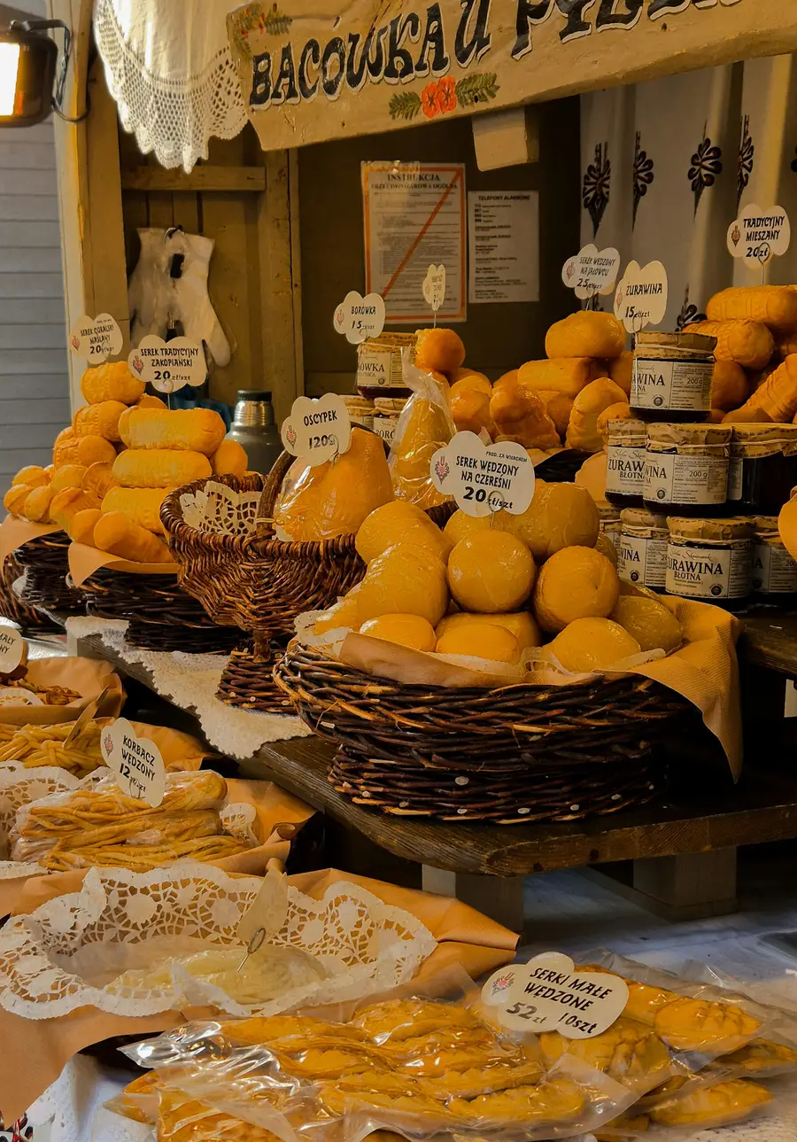 Des kiosques d'artisans dans un marché en plein air