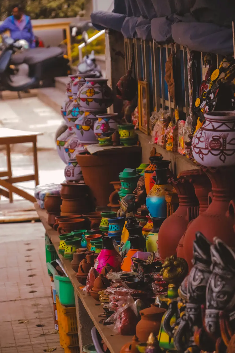 Poteries colorées sur un étal d'artisan