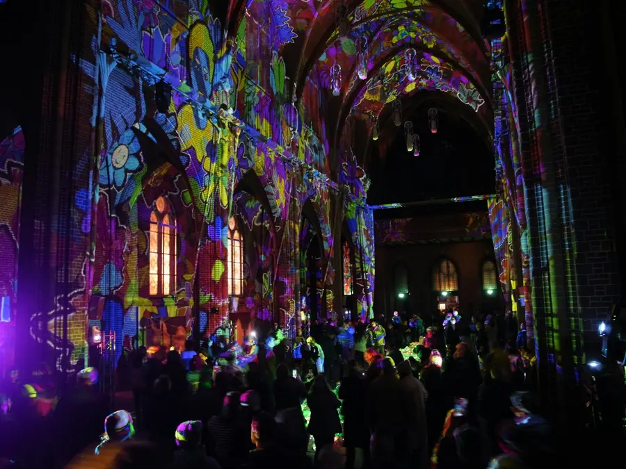 Projections colorées sur la voûte d'une église